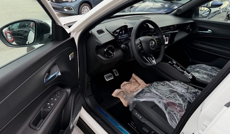 LA NUOVA ALFA ROMEO JUNIOR EDCT6 136 CV HYBRID completo