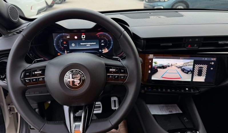 LA NUOVA ALFA ROMEO JUNIOR EDCT6 136 CV HYBRID completo