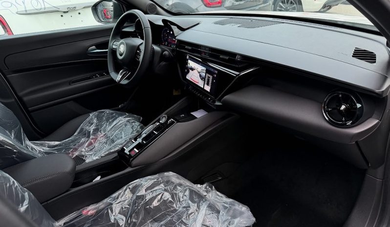 LA NUOVA ALFA ROMEO JUNIOR EDCT6 136 CV HYBRID completo