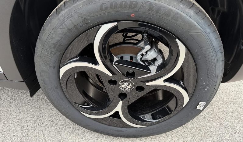 LA NUOVA ALFA ROMEO JUNIOR EDCT6 136 CV HYBRID completo