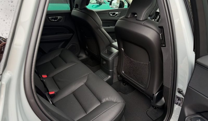 Nuova Volvo XC60 Versione : Plus Dark Plug-in Hybrid T6 AWD completo