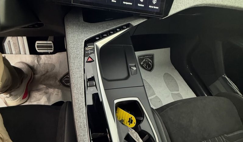 PEUGEOT 5008, 7 POSTI ALLESTIMENTO GT 1.2 HYBRID 145CV completo